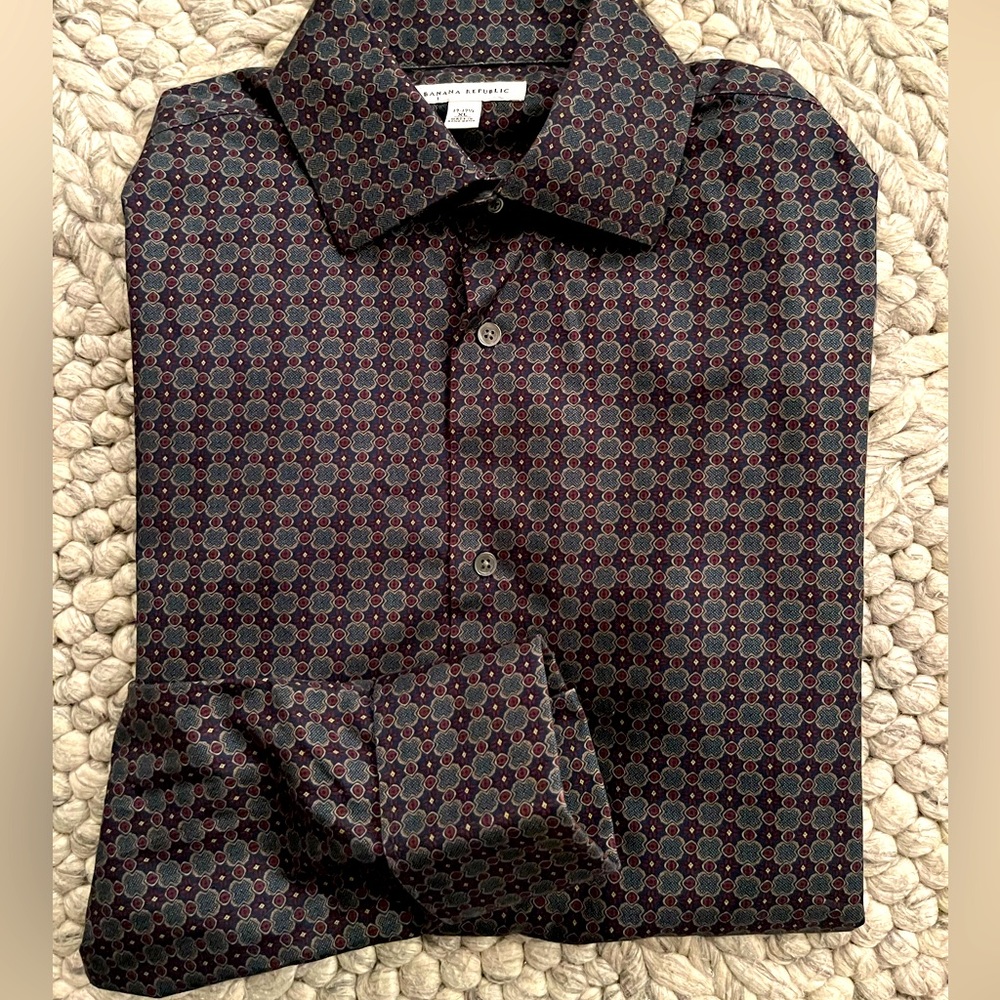 Banana Republic navy/burgundy elegantly patterned shirt